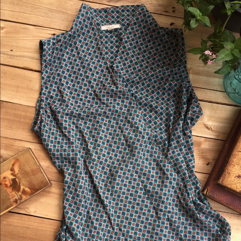 Pleione Crossover Sleeveless Top (L)
